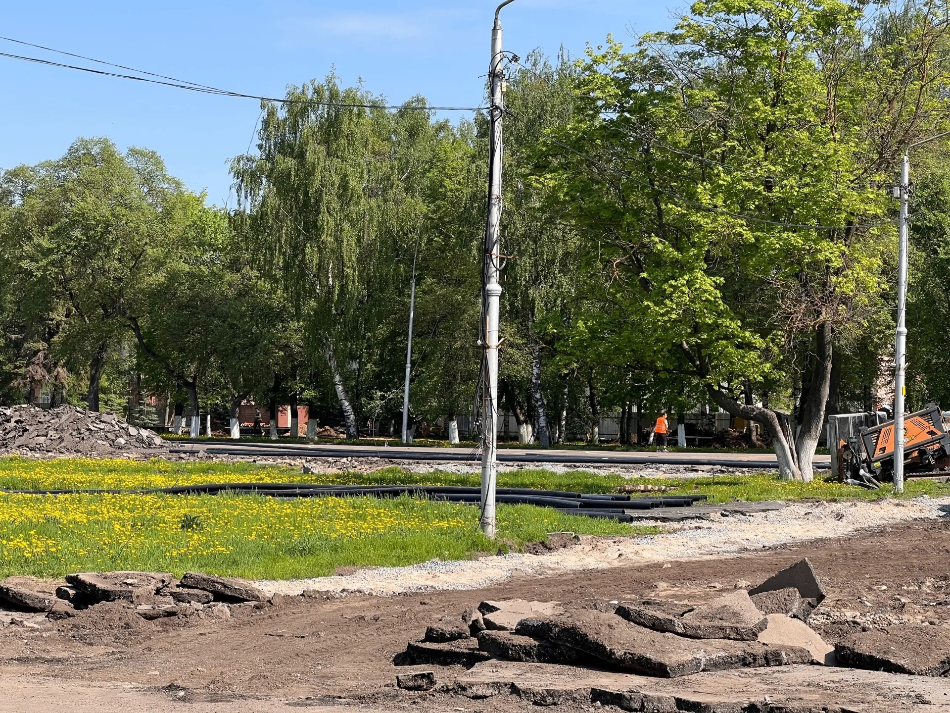 На площади Революции практически все перекопано - работа под присмотром главы администрации кипит...