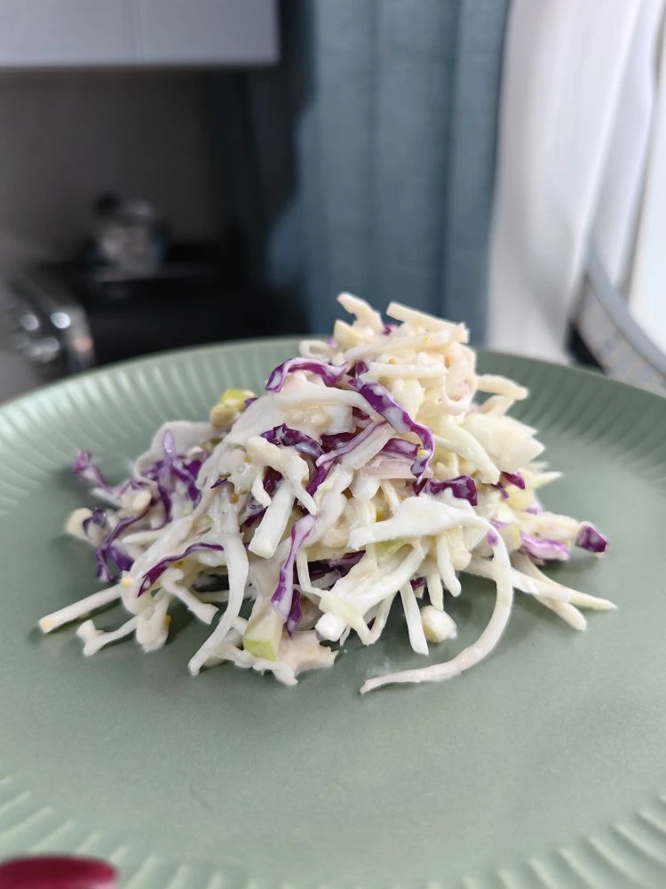 Коул-слоу. Тот самый салат, который подают дородатые мужики в мяснухах ко всяким там бургерам и мясу