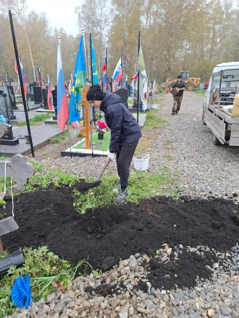 В Прокопьевске на кладбище поселка Высокий провели субботник на воинском захоронении. Б...