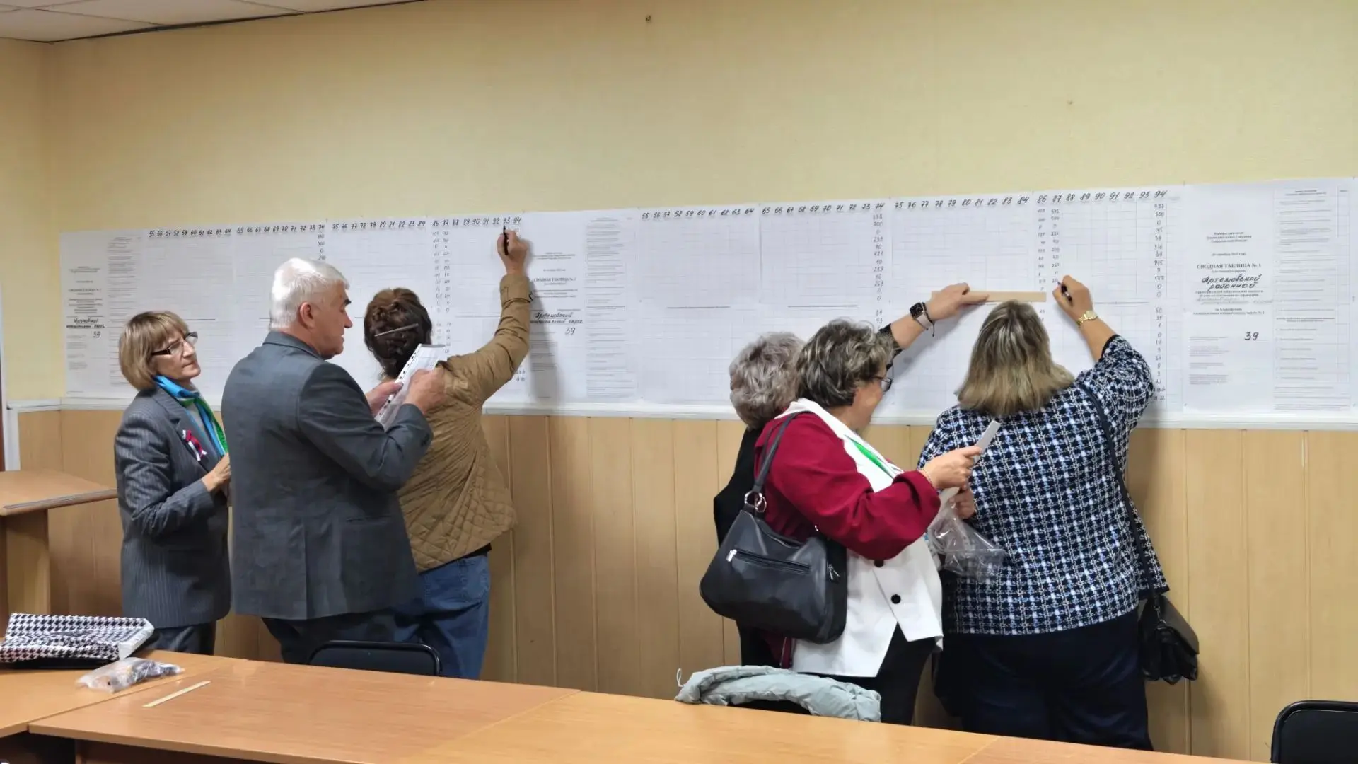 В Артемовском избирательные комиссии продолжают прием отчетных протоколов участковых ко...