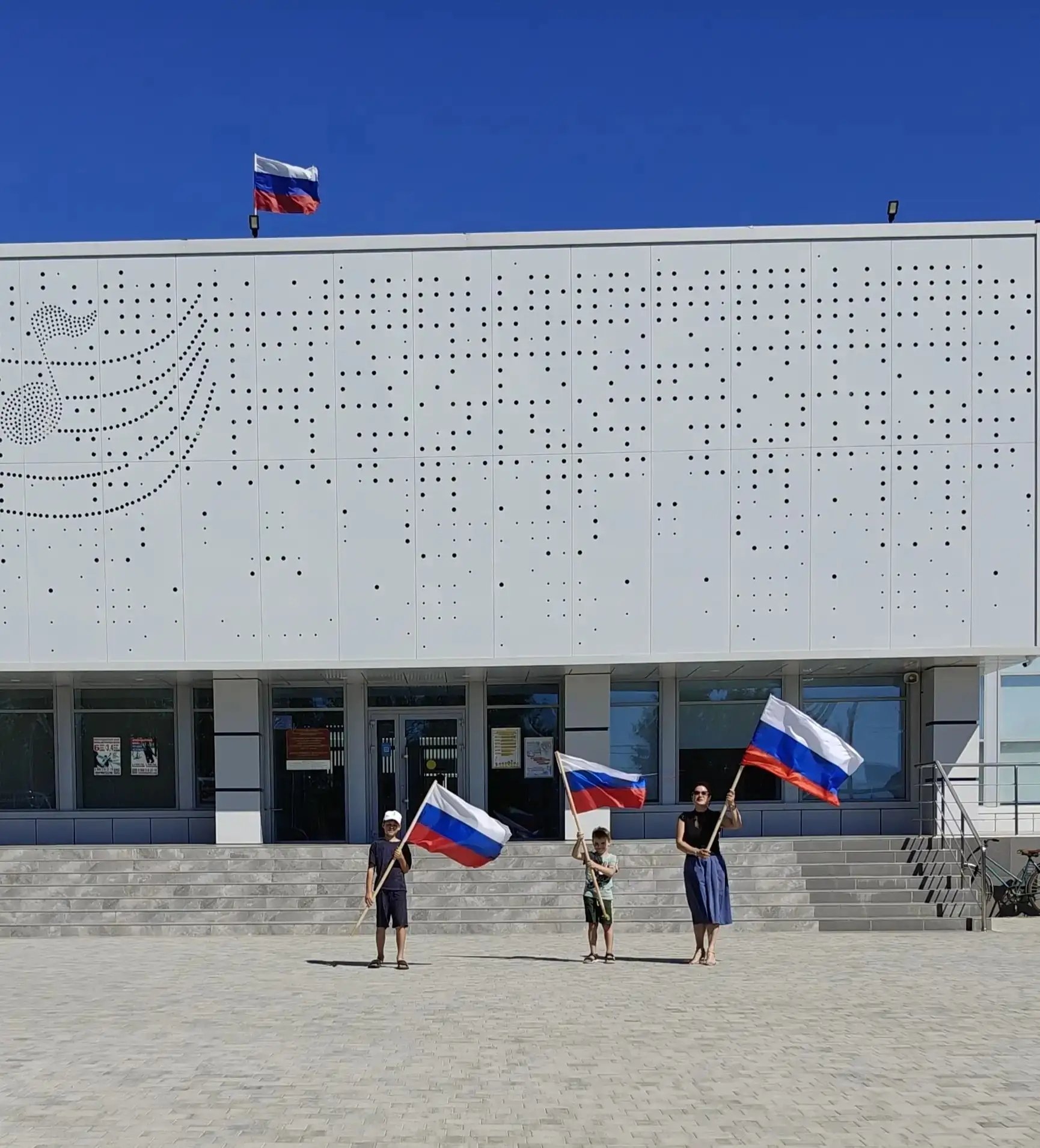 Художественный руководитель дома культуры хутора Белого и участники художественной само...