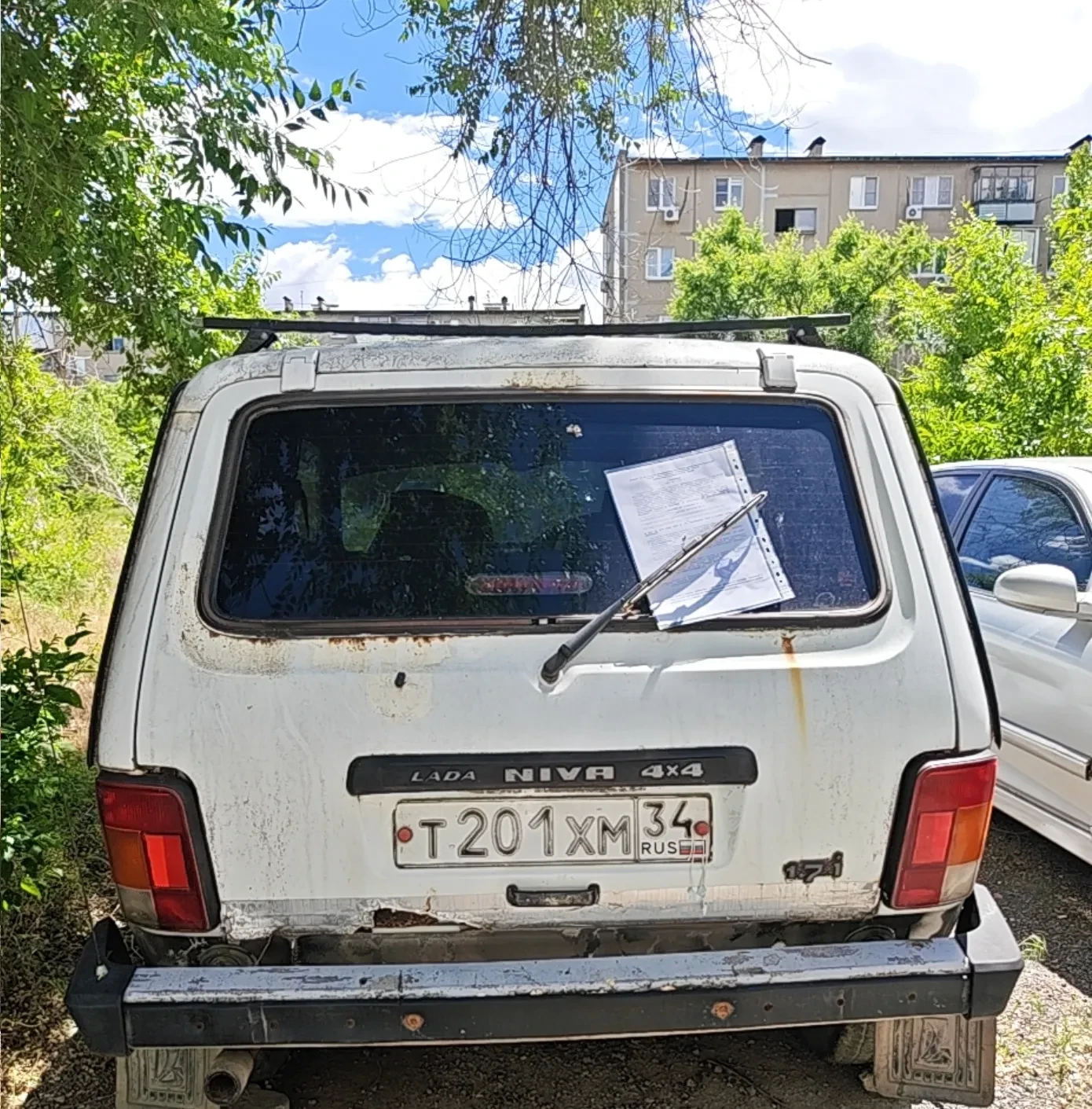 В Волжском борются с брошенными автомобилями: до 17 июня владельцы шести старых машин (ВАЗ, «ДЭУ», «
