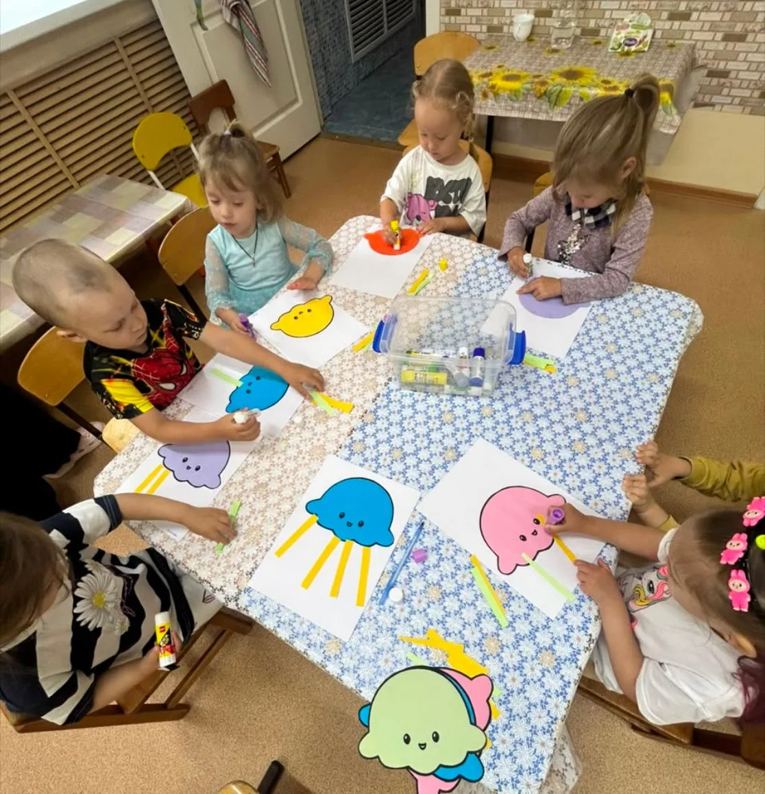 🪼Медузы

Ребята создавали волшебную медузу в технике аппликации🙌 - учились аккуратно наклеивать де