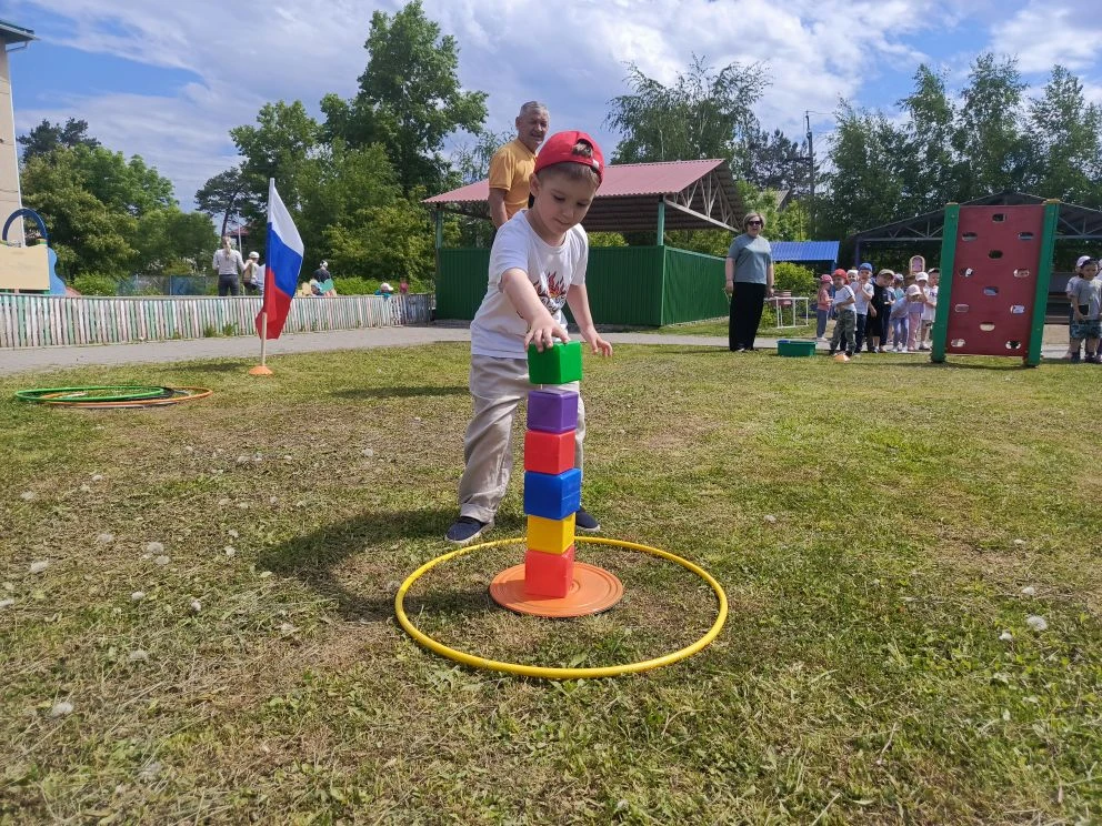 Сегодня в детском саду прошел спортивный праздник посвящённый Дню России!
Состязались две команды:"Б