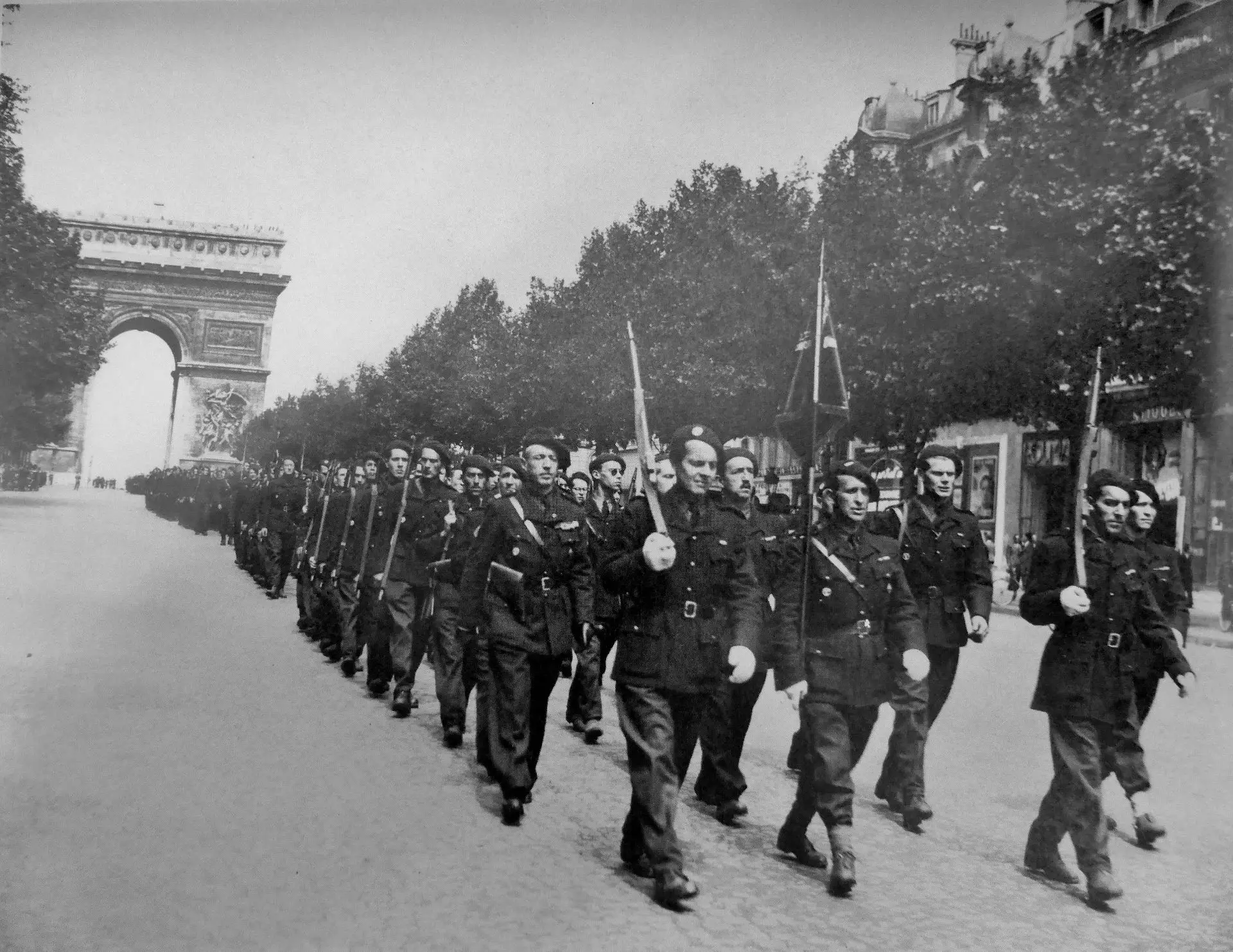 1944. Подразделение французской милиции марширует по Елисейским полям в Париже