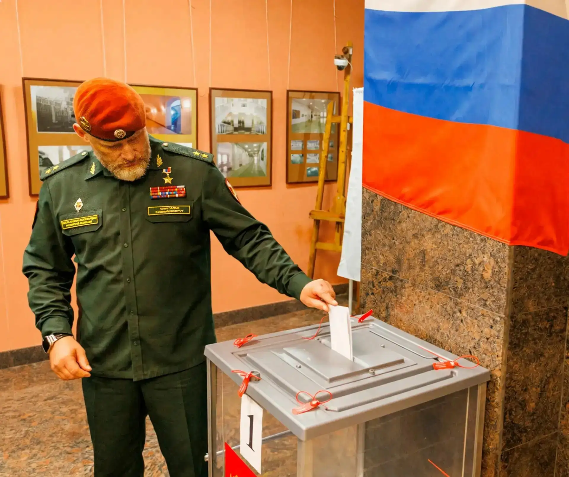 Герой России генерал-лейтенант Александр Белоглазов проголосовал на выборах