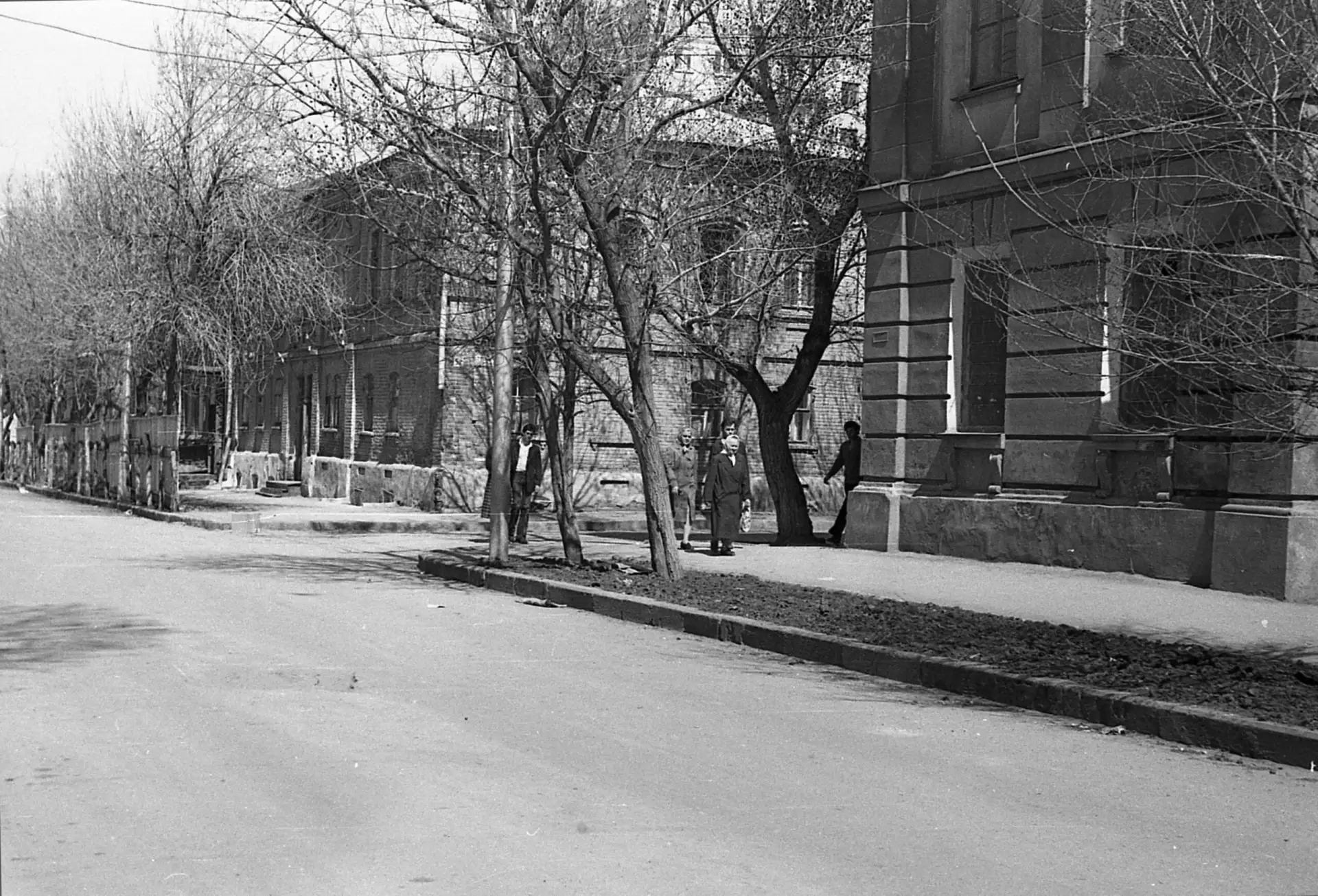 Улица Коммунарная угол Революционной. Снимок был сделан между 1970-1975 годами.