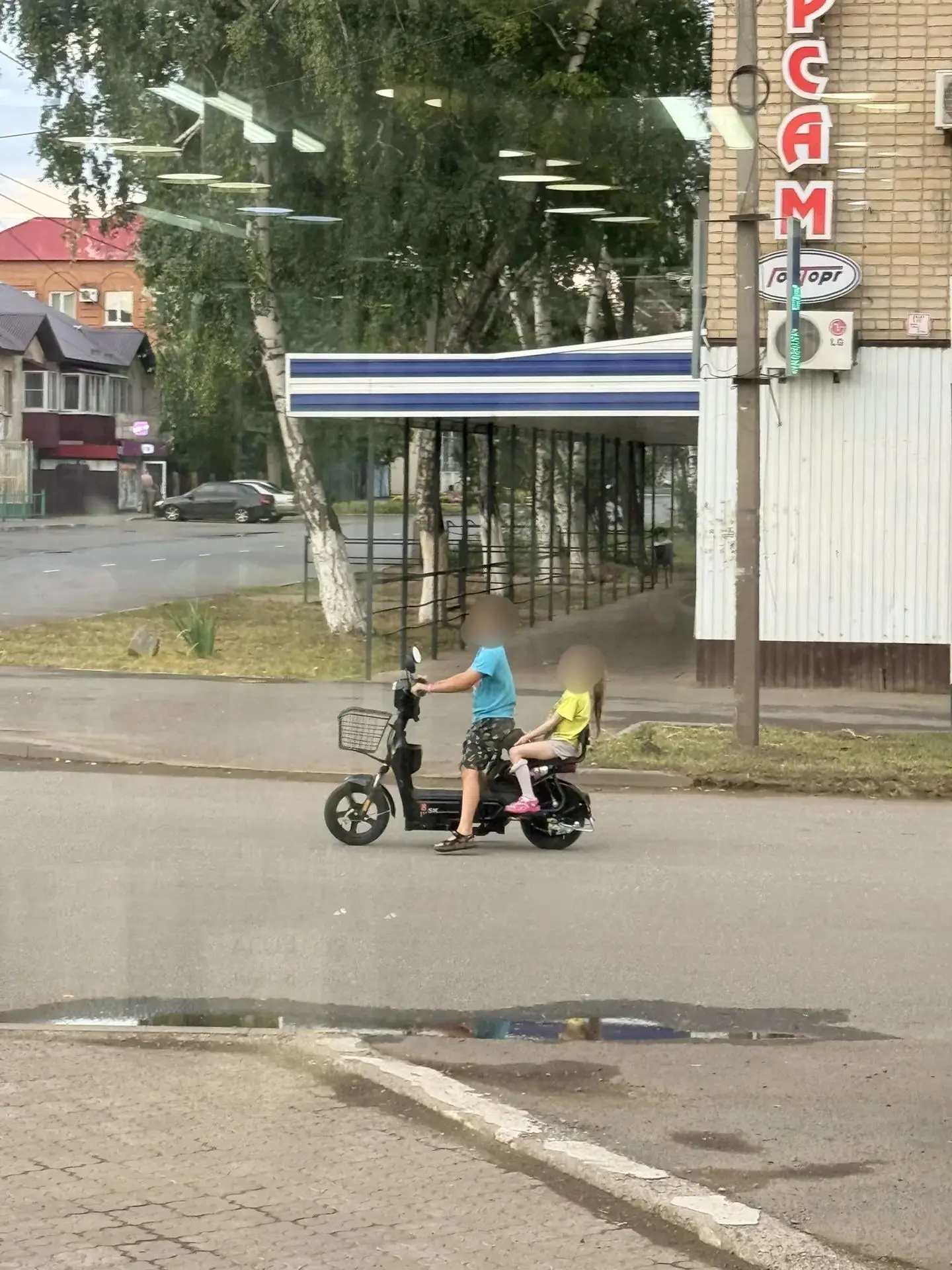 Здравствуйте! Опубликуйте, несовершеннолетние дети на дороге! Зачем родители дают транс...