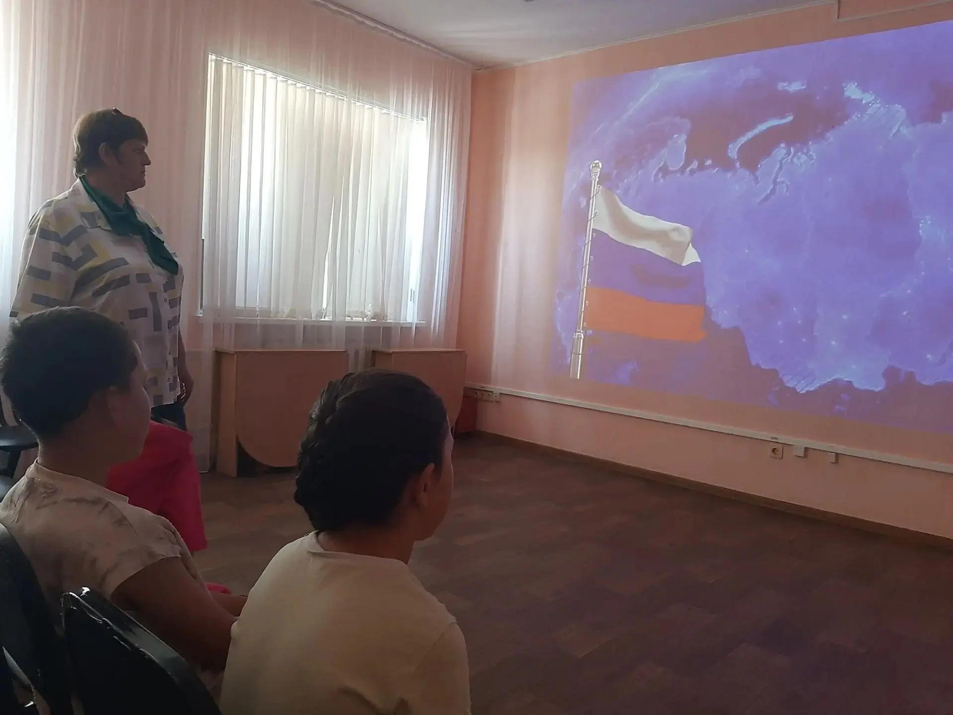 🤍В преддверии Дня Государственного флага Российской Федерации специалисты службы оказа...
