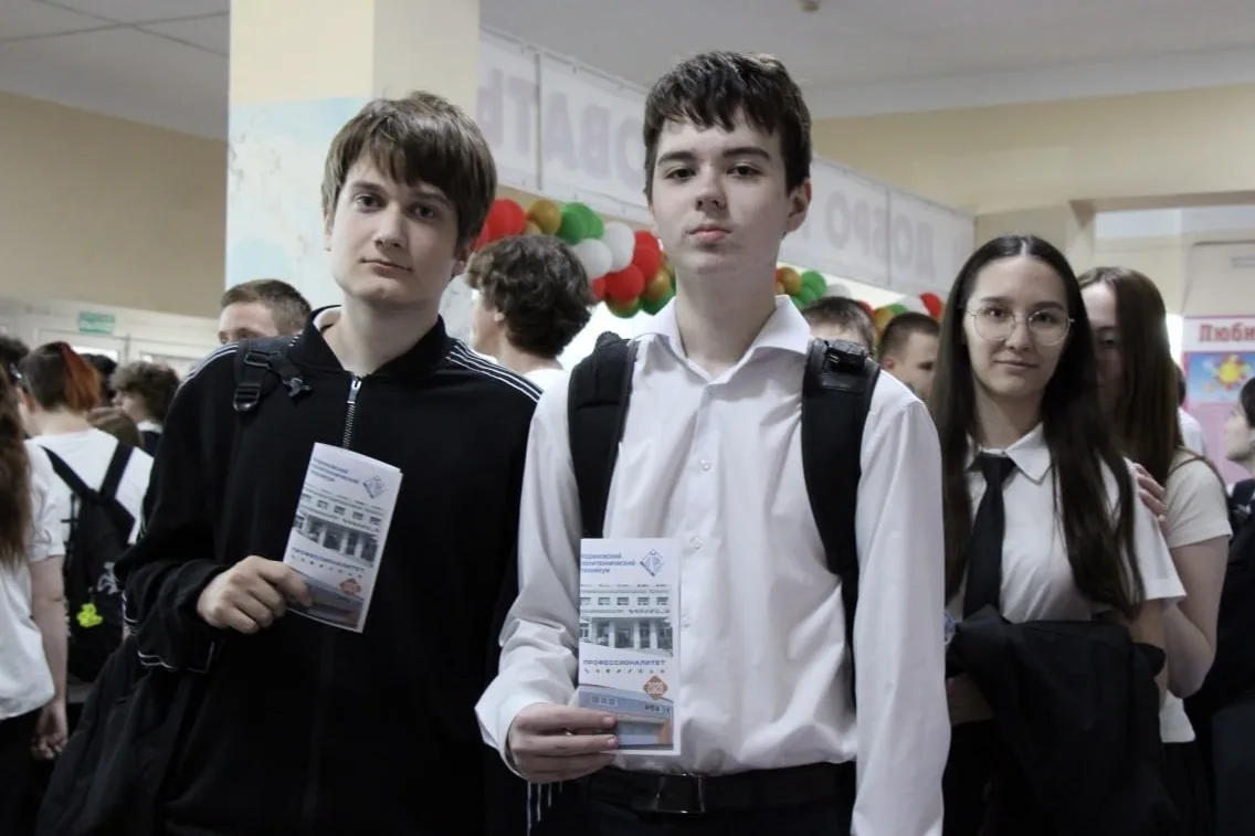 Зажигаем профессиональный интерес! Амбассадоры «Профессионалитета» на Ярмарке вакансий 🌟🛠  Всероссий