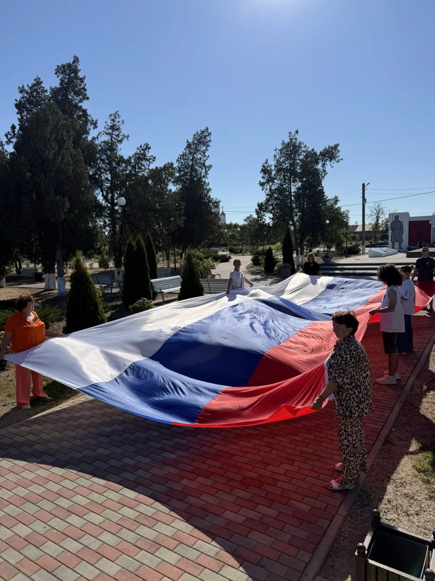 В Запорожском сельском поселении, в рамках  празднования Дня Государственного флага Рос...