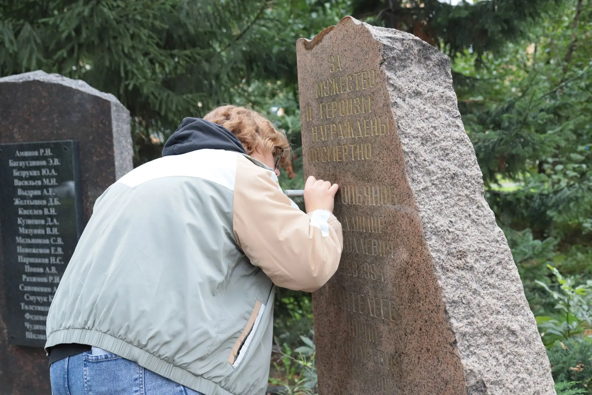 Волонтеры трудового отряда «Бесконечность» обновили надписи на Мемориале памяти погибши...