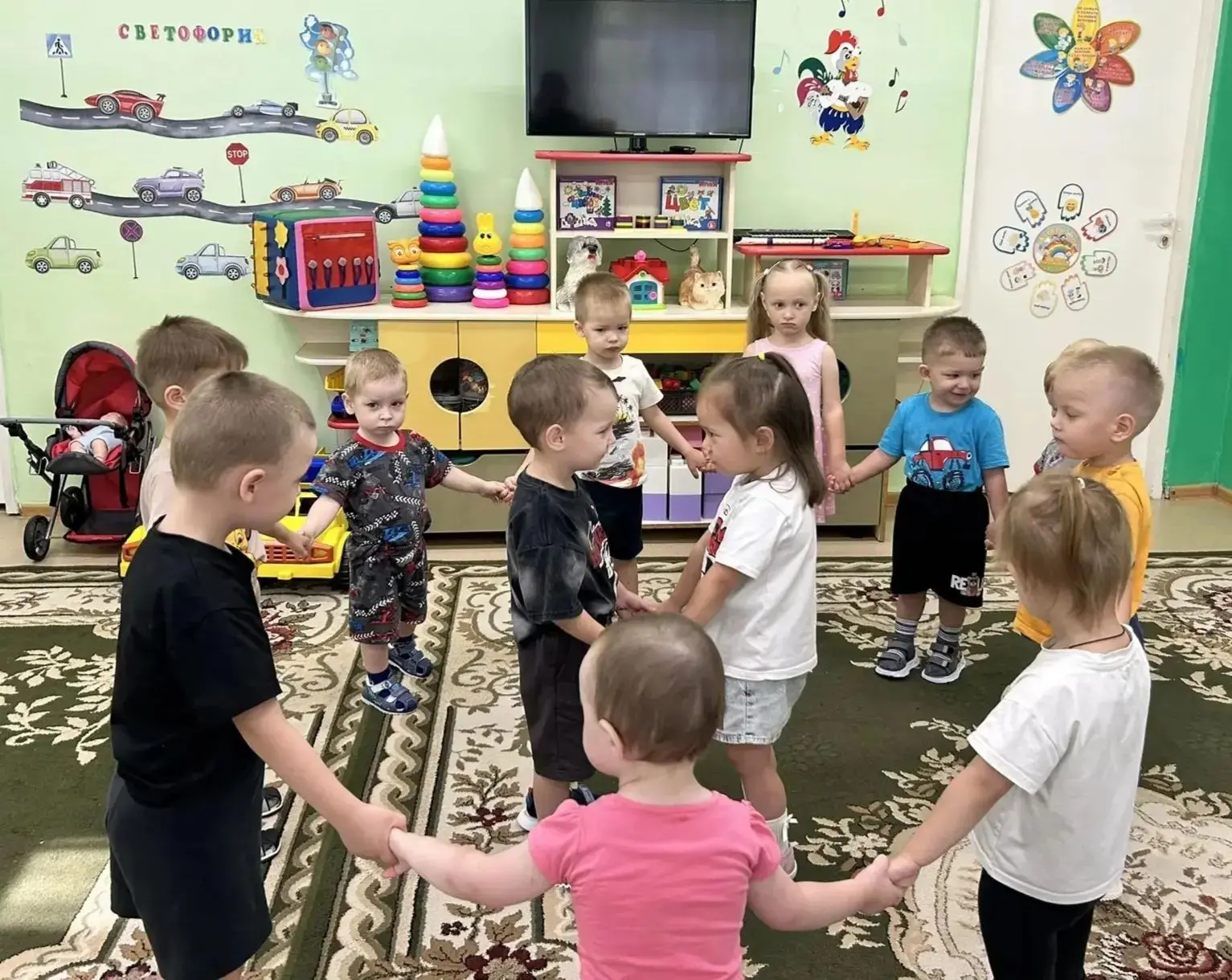 🎉 В День международного дня дружбы наши малыши из младшей группы создали настоящее чудо — "Дерево д