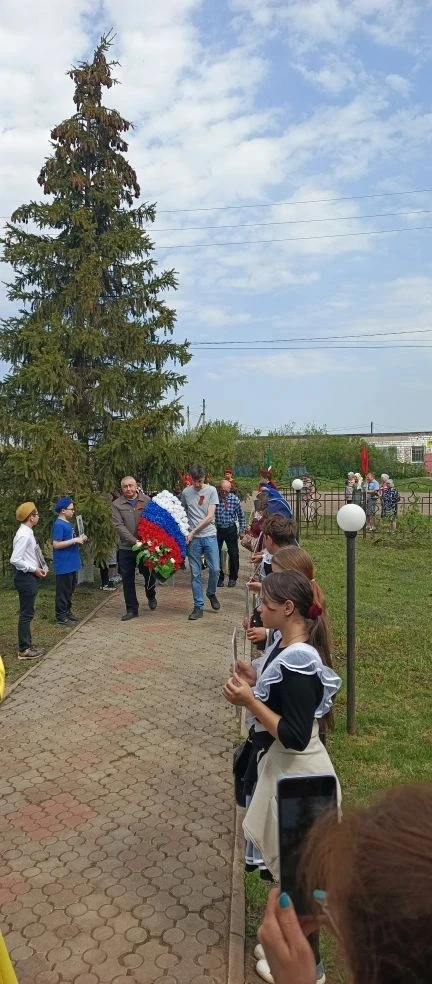 Ученики МБОУ "Кичуйская СОШ" 8 мая провели митинг, который был посвящен Празднику Побед...