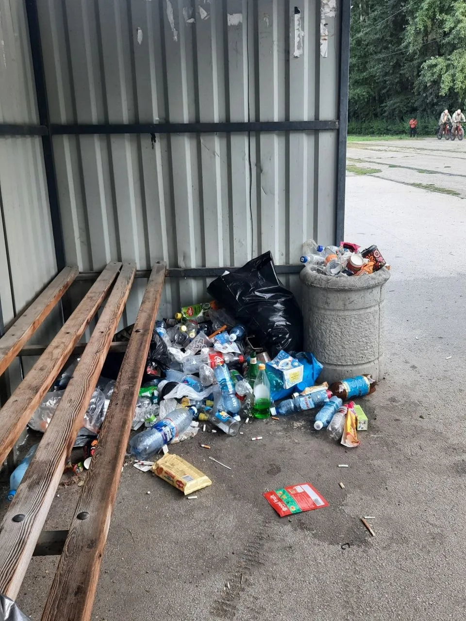 Состояние остановки «Бульвар» на Затулинке выглядит, будто здесь живут одни свиньи без ...