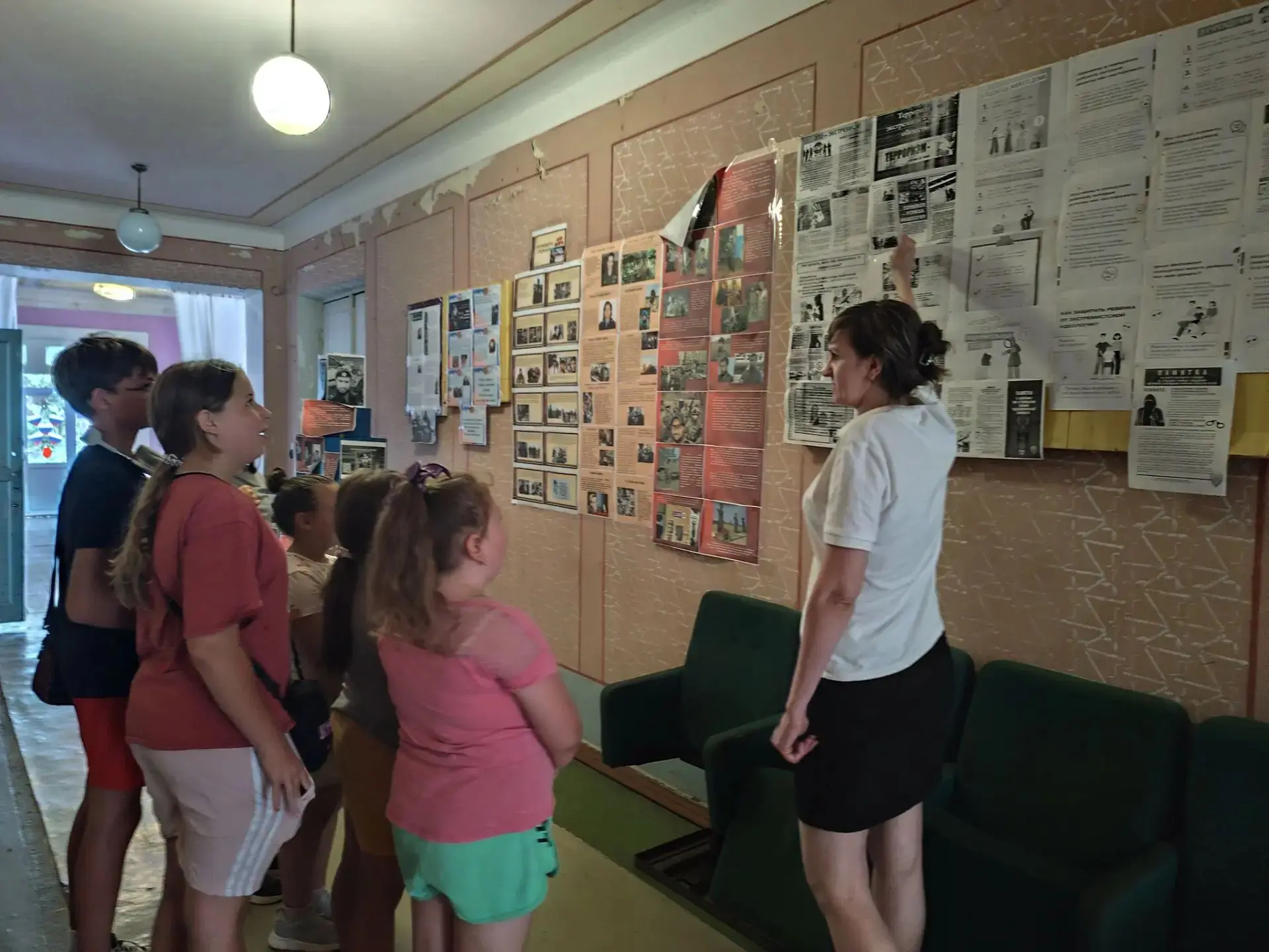 21.07.2026 года
В МБУ "Октябрьском СДК"
Прошёл информационный час по  профилактике экстремизма и тер