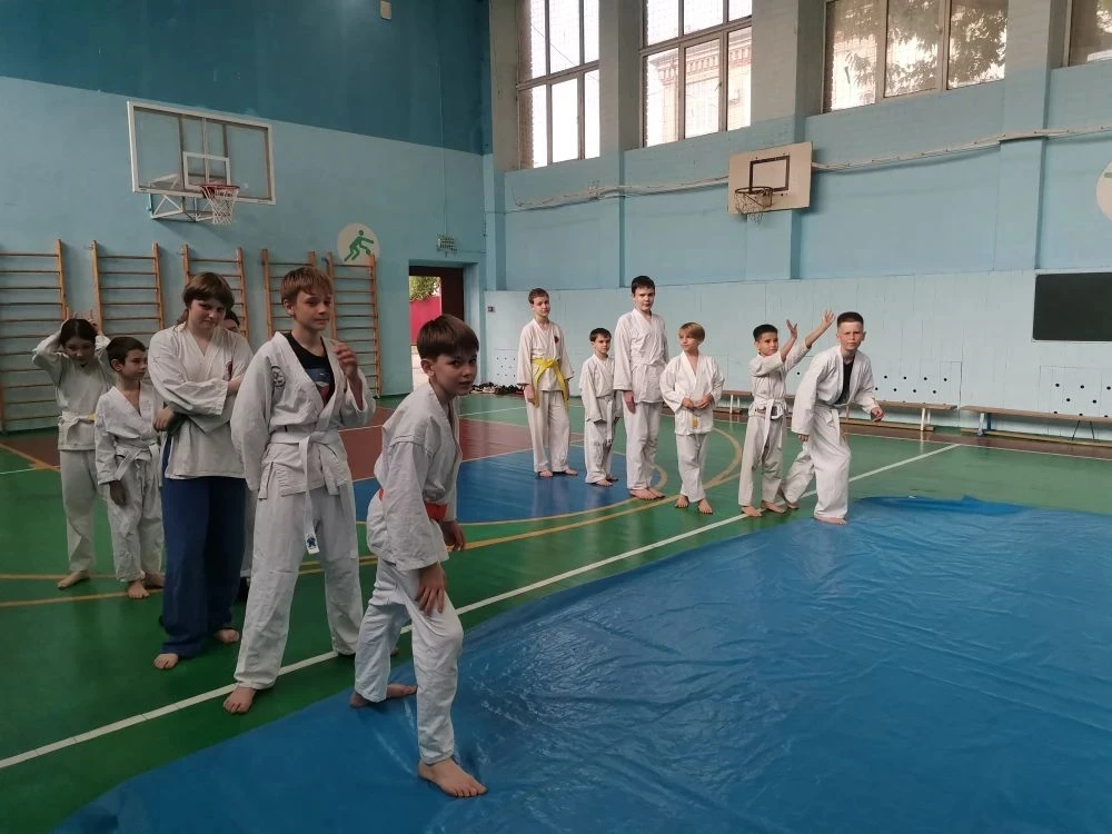 Спортивный праздник ко Дню защиты детей устроил для своих воспитанников  тренер‑препода...
