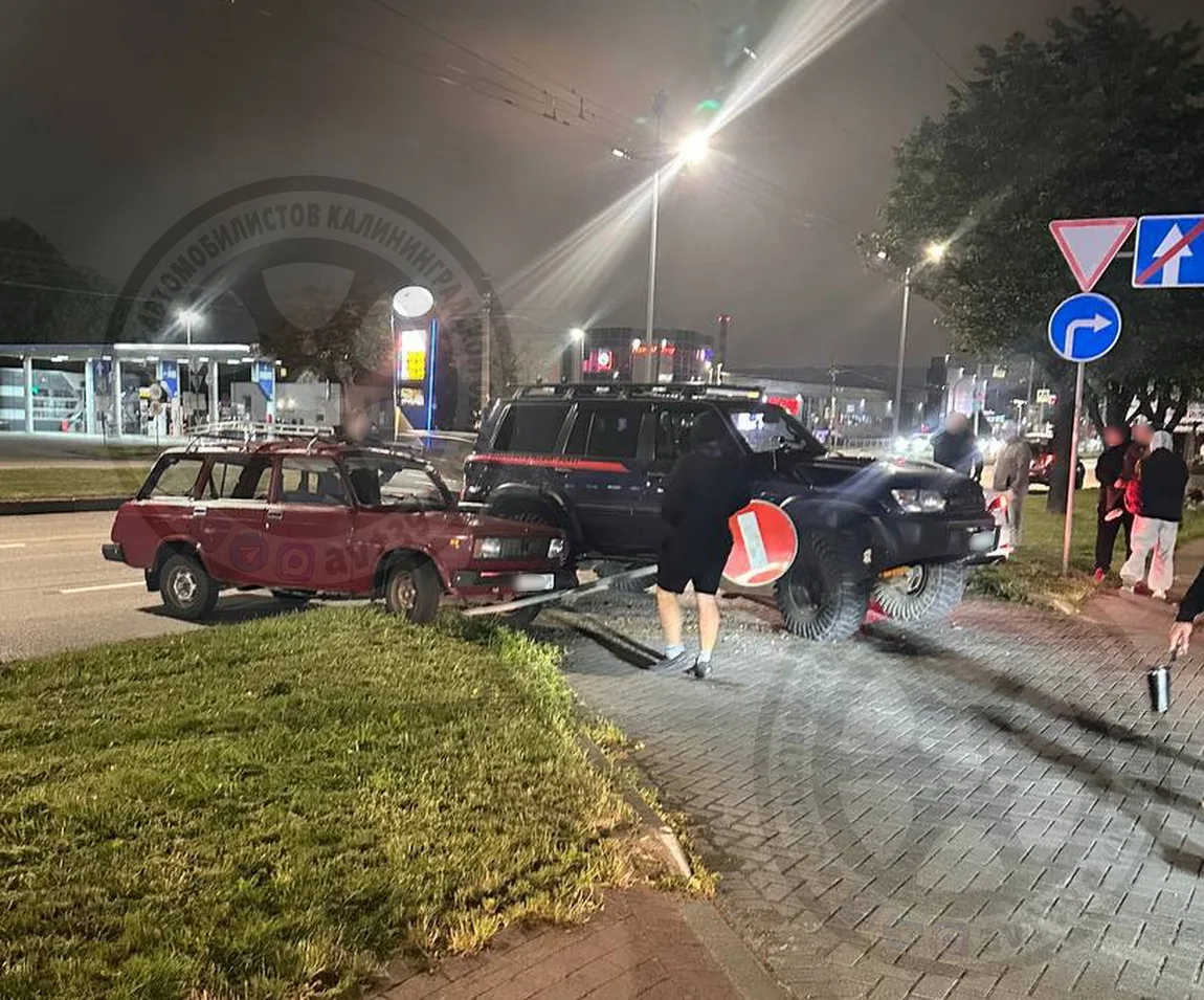 ДТП на выезде с АЗС. Московский проспект