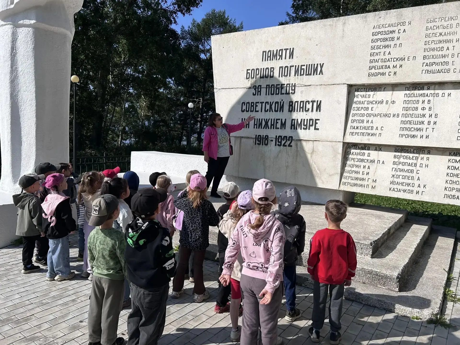 Поход к памятнику «Скорбящая мать» ко Дню Победы над милитаристской Японией.