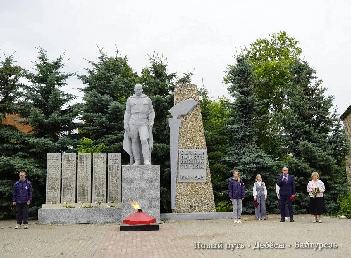 В Дебесах почтили память погибших минутой молчания у памятника воину-освободителю.

Сегодня состоялс