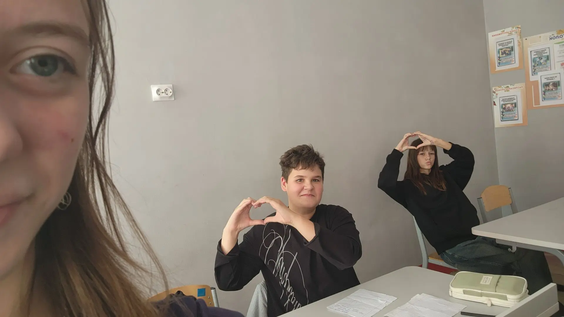 Вот что значит дать детям свой телефон, чтобы они сделали фото во время классного часа ...