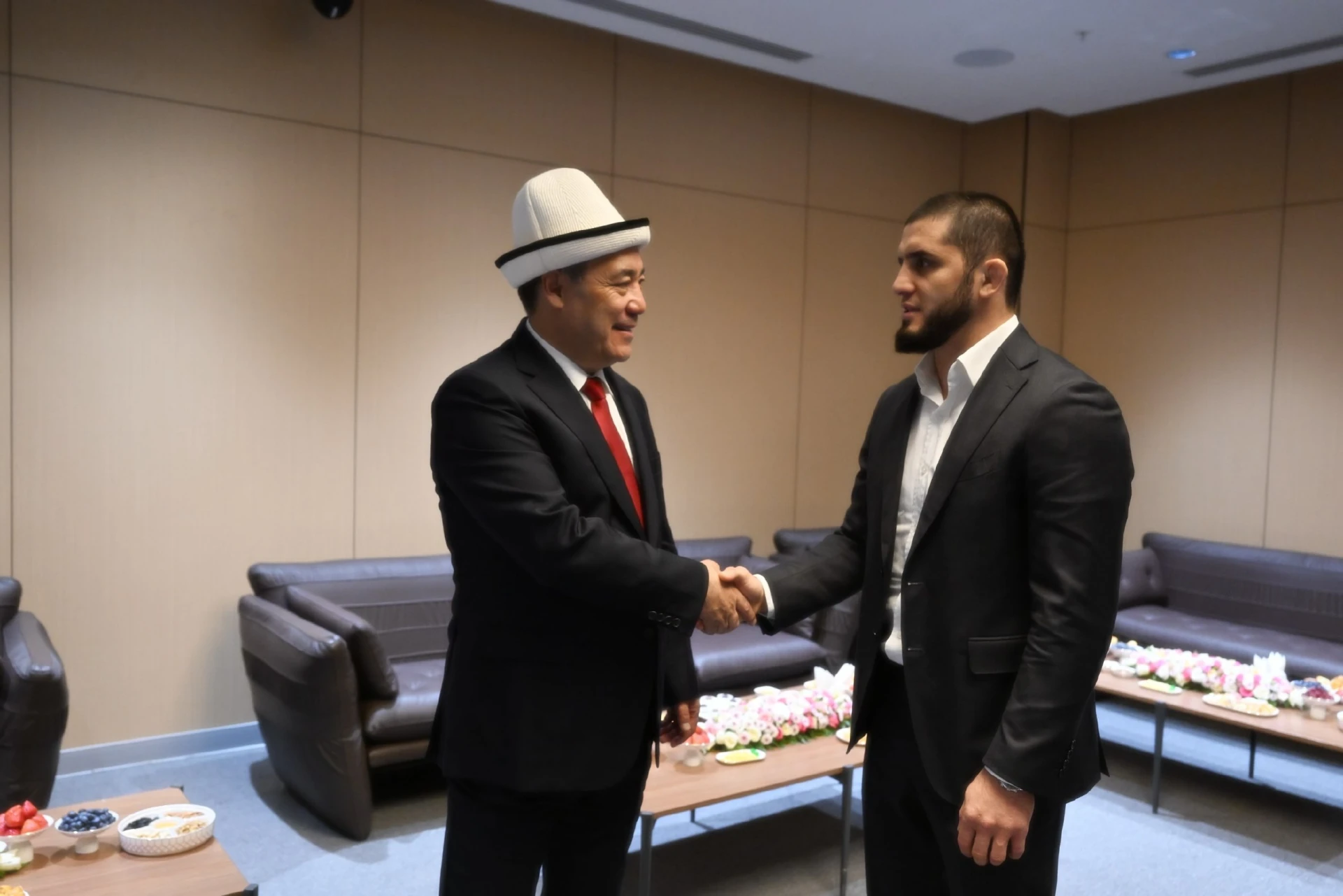 Российский боец, звезда UFC Ислам Махачев опубликовал фото с Садыром Жапаровым