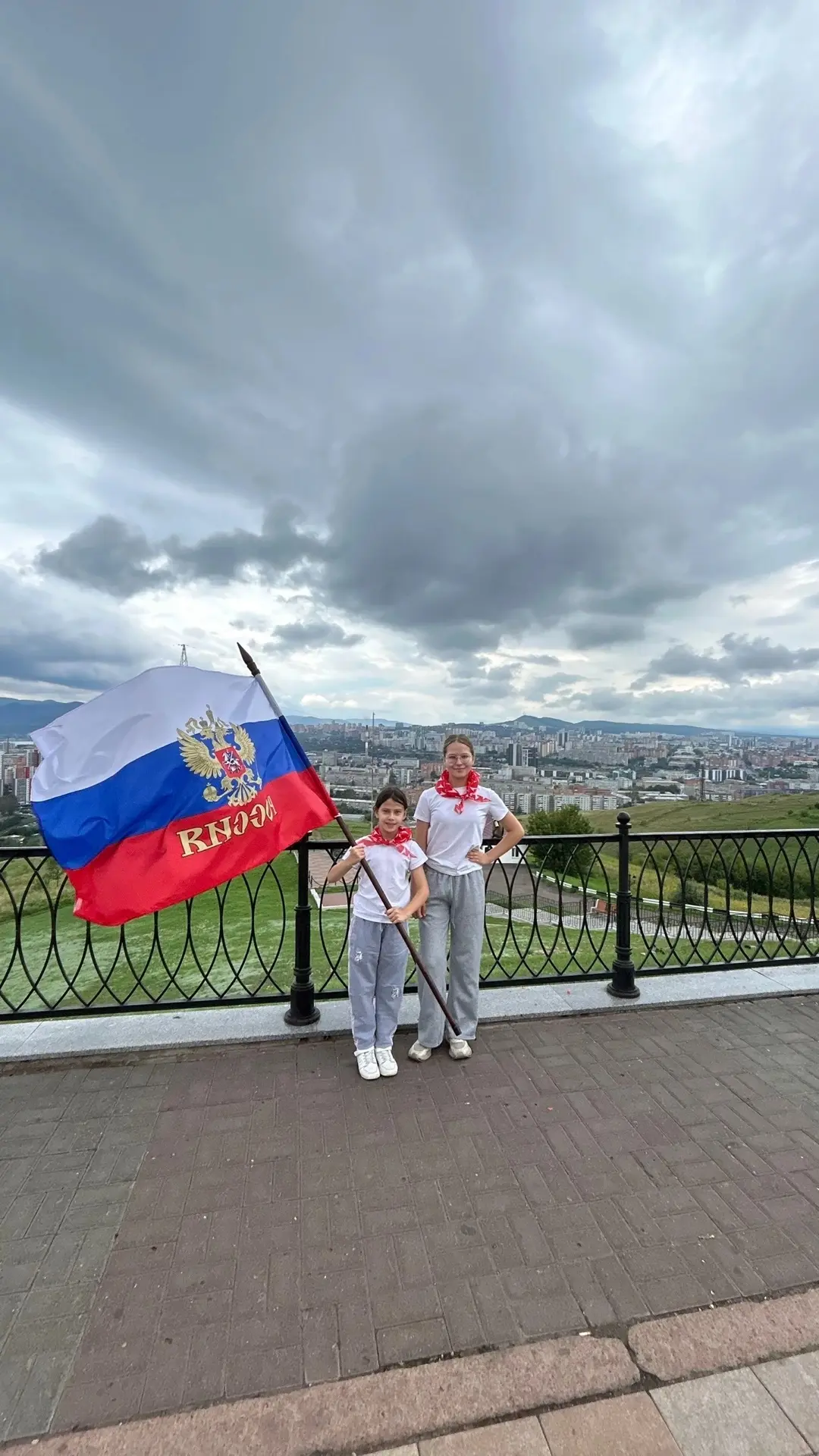 Обучающиеся лицея №11 провели День Государственного флага на Караульной горе! 🏔️ У сам...