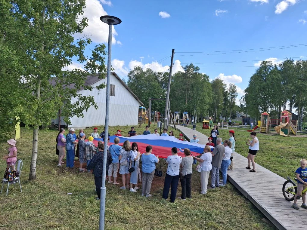В государственный праздник 12 июня в Мезени развернули большую копию российского флага🇷🇺

👍Для жи