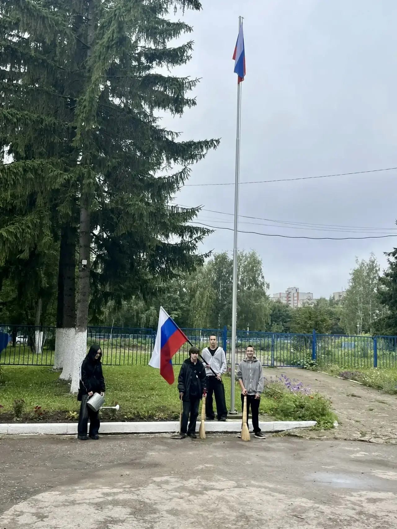 🇷🇺 Субботник ко Дню флага: студенты «ТрансСтройТех» привели в порядок главную площадь!