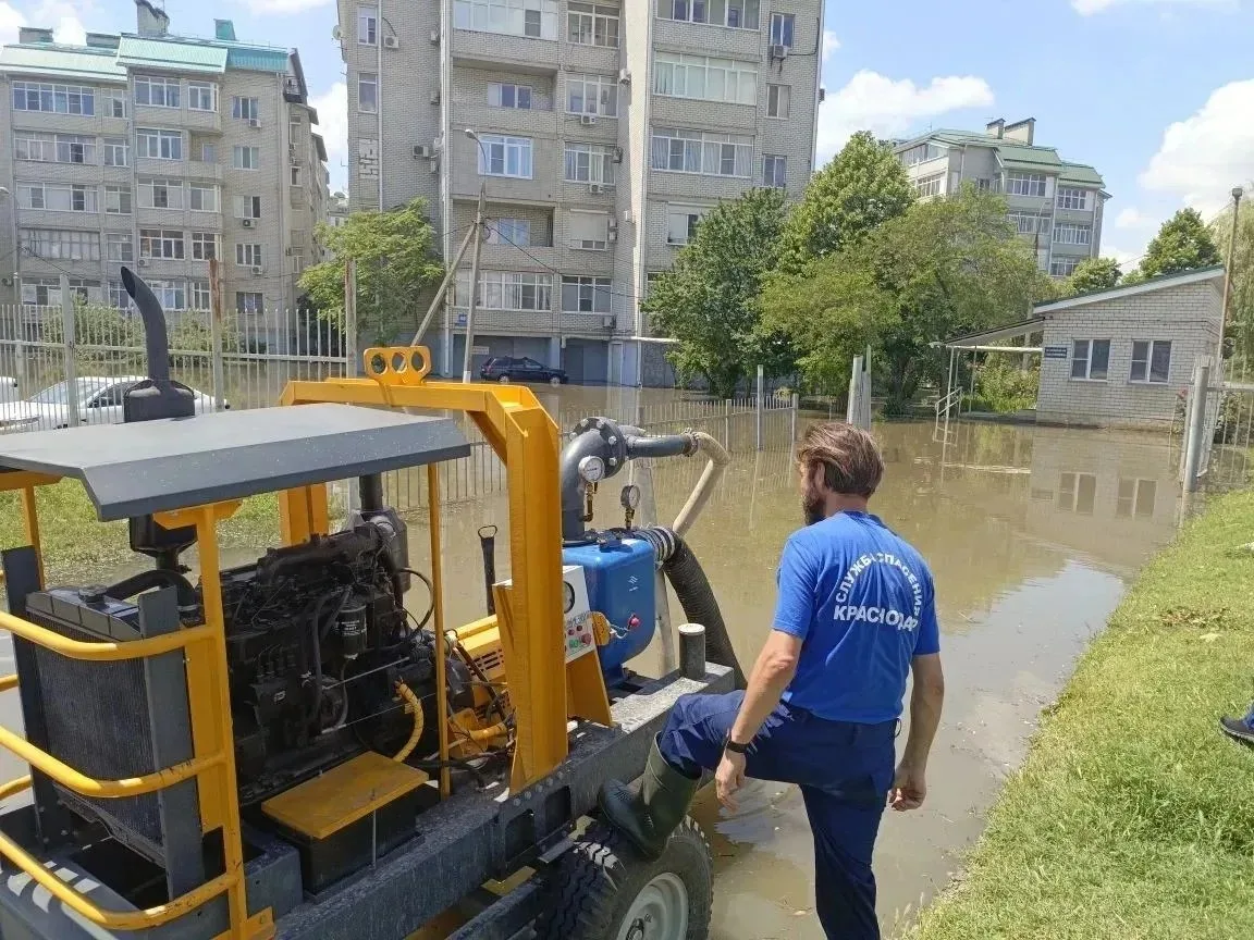 Спасатели Краснодара круглосуточно откачивают воду с придомовых территорий

Утром работы велись по а