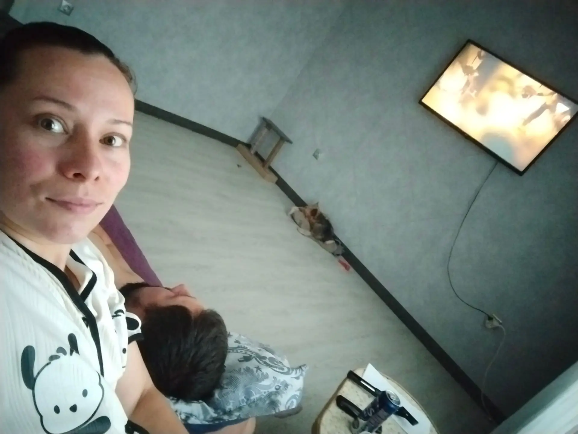 Сашка у бабы, а мы с Лехой в кино на диване с ТВ3 ))