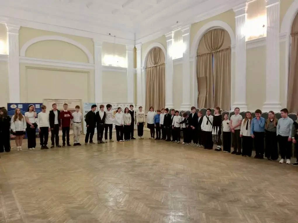 Сегодня в нашей школе по традиции учебная неделя началась с торжественной линейки, посвящённой подня