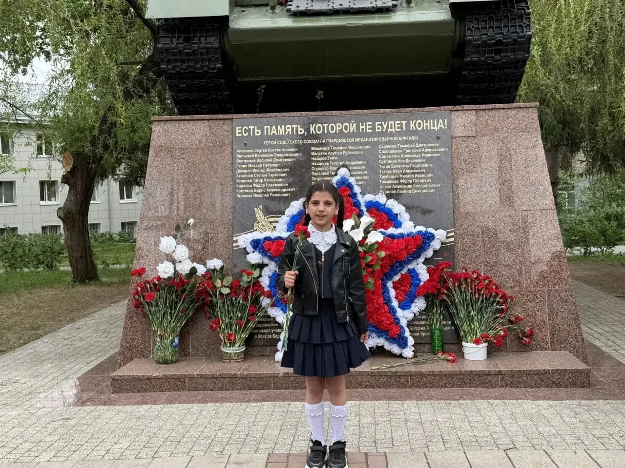 Сегодня наши ученики 2 «Д» и 2 «Е» классов с гордостью и уважением возложили цветы к памятнику героя