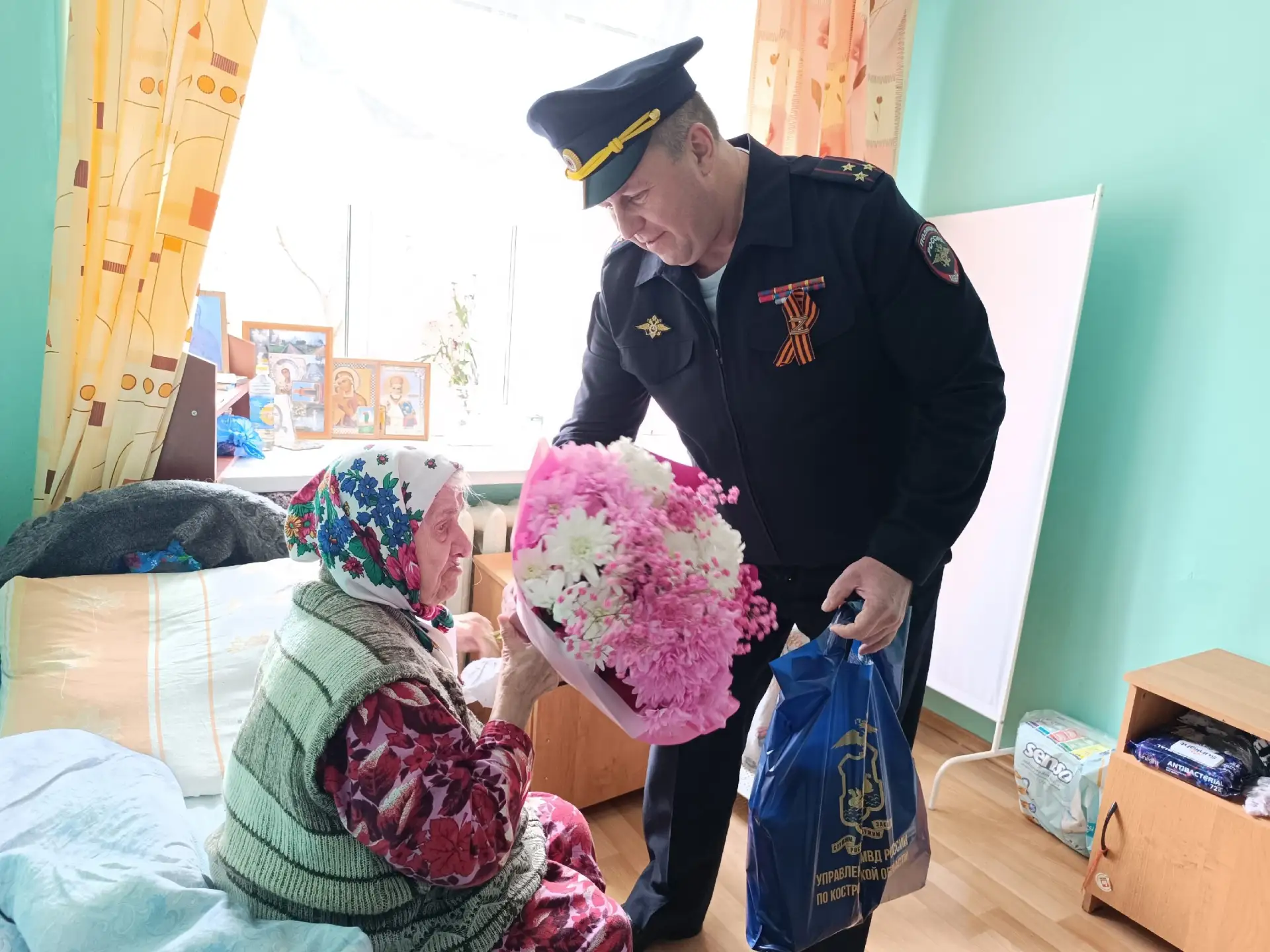 Костромские полицейские поздравили с Днем Победы навестили вдову фронтовика - ветерана труда.  В пре