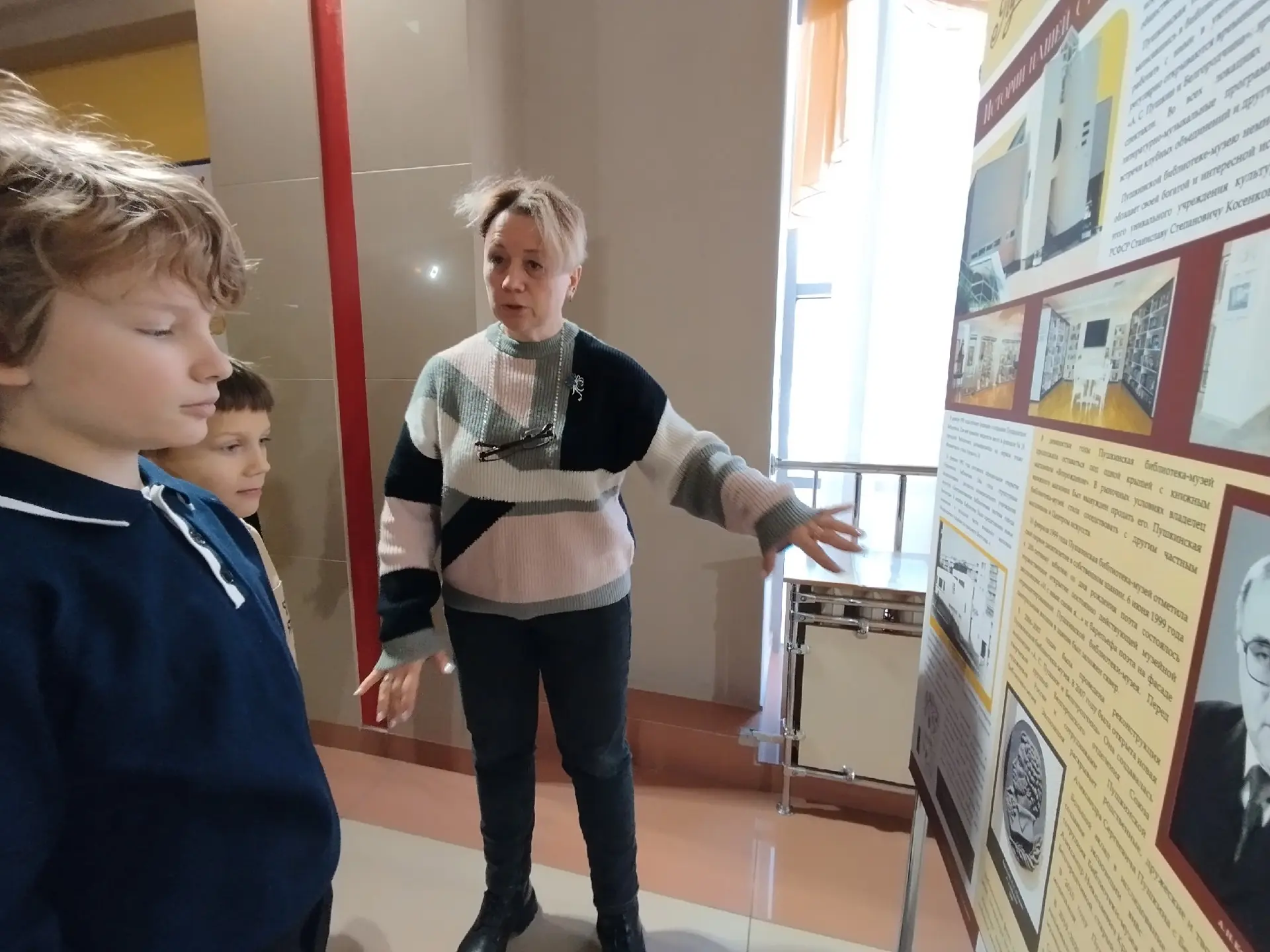 Пушкинская выставка в атриуме гимназии✨  Сегодня учащиеся 4б класса вместе с классным руководителем 