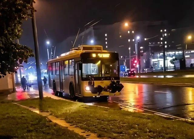 Три йошкар-олинских школьника катались на стеклоочистителях троллейбусов ради хайпа - п...