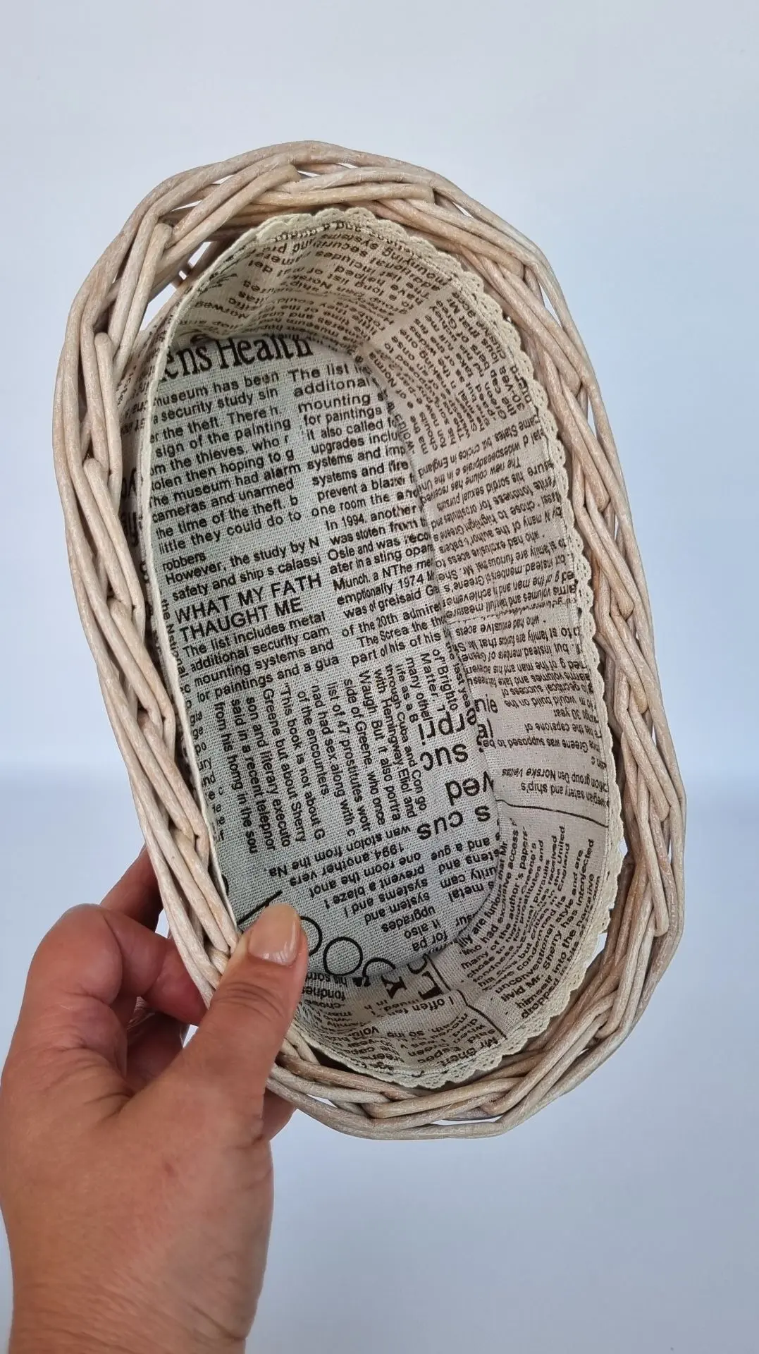 Небольшая ажурная корзиночка с хлопковым двойным чехлом.