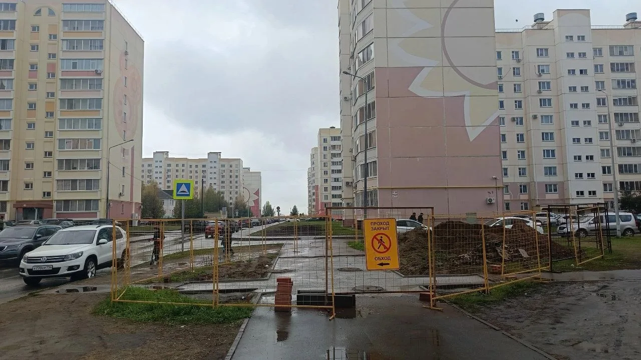 Сотни школьников идут в лицей по грязи