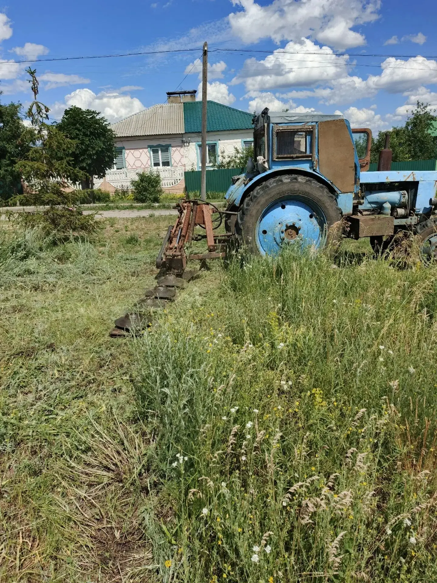 Сегодня в рамках благоустройства населённых пунктов проводится покос сорной растительно...