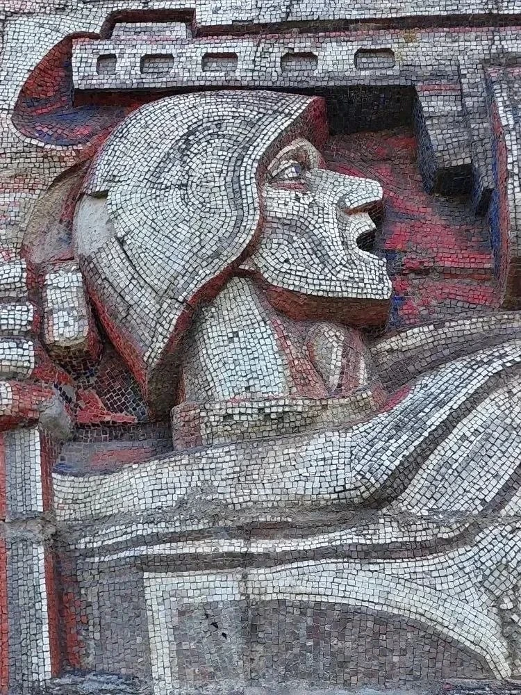 Сильная мозаичная композиция. Мемориальный комплекс в Детском парке.