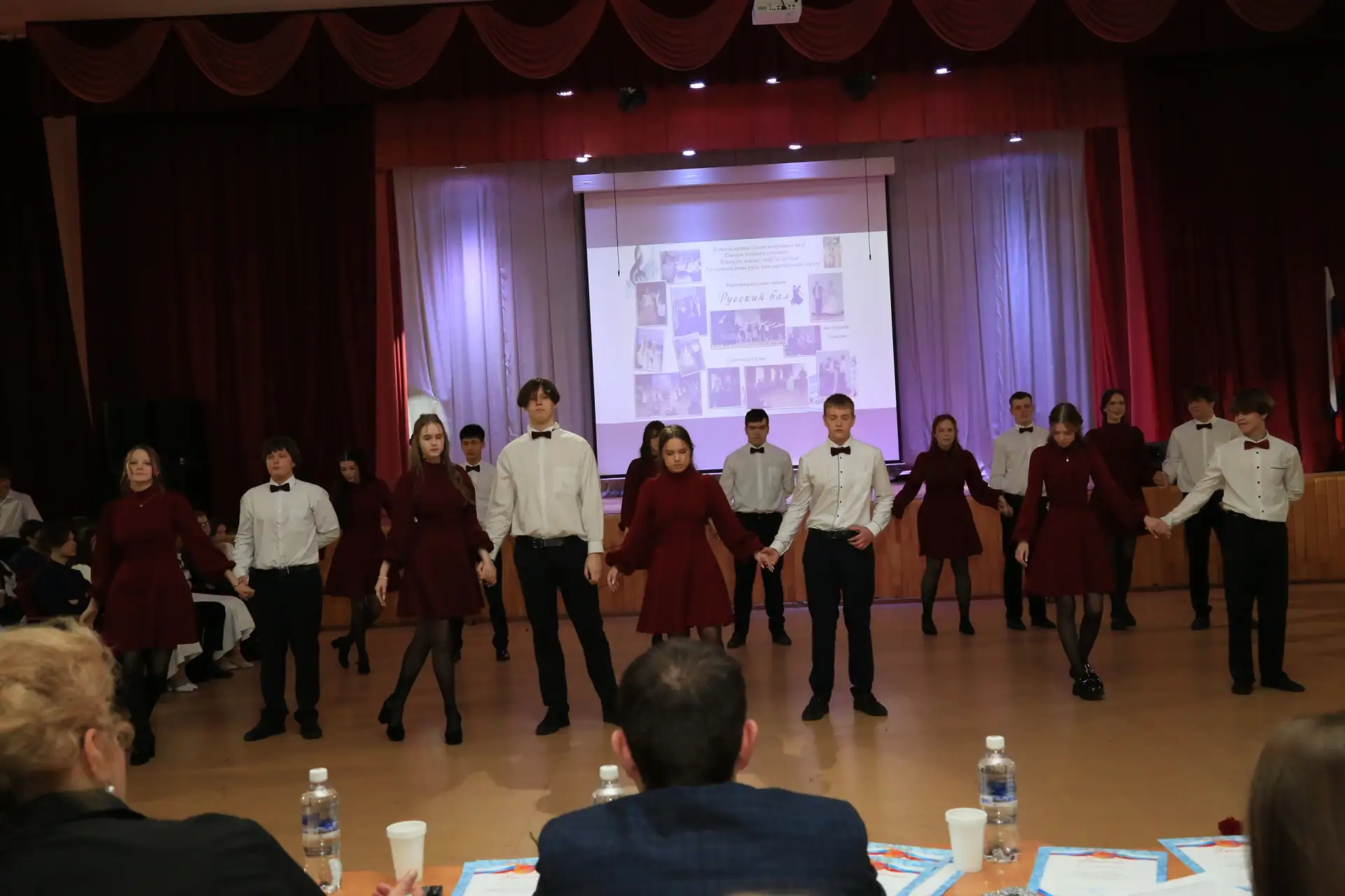 ✨ Русский бал: продолжение праздника! ✨  Сегодняшний день в школе был наполнен музыкой, изяществом и