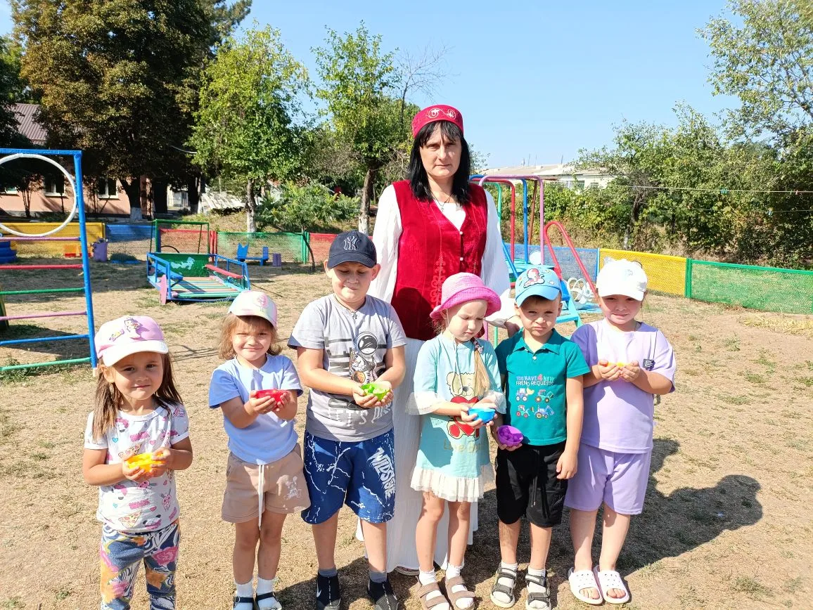 В рамках Года единства народов России наши детки познакомились с кыргызскими народными ...