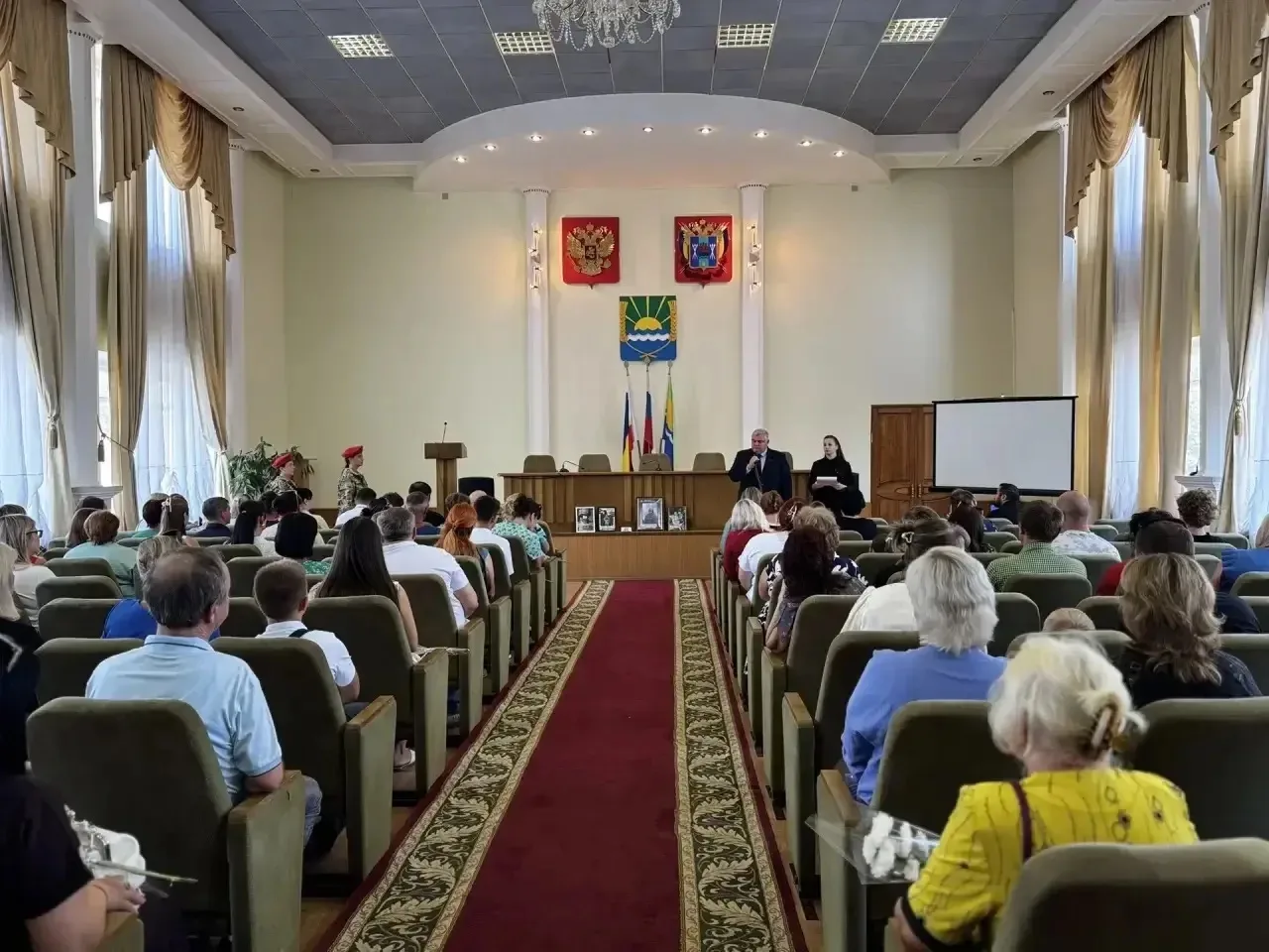В администрации Азовского района состоялась торжественная церемония вручения государств...