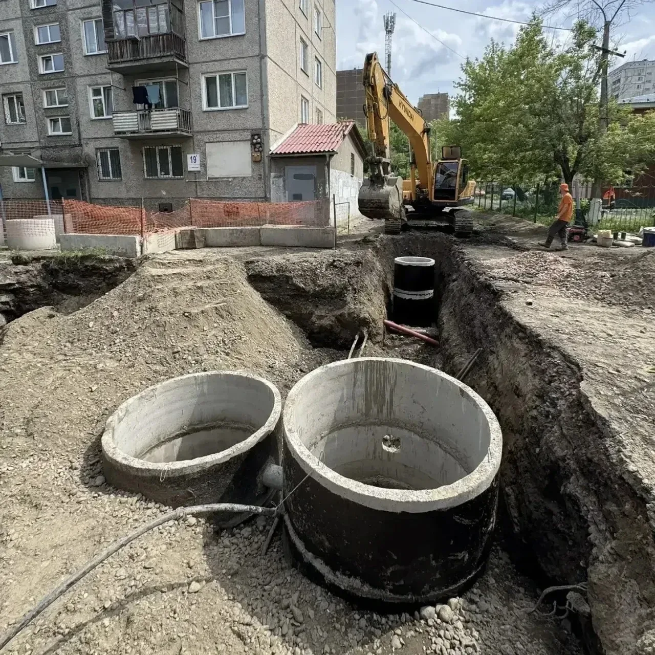 Приступили к устройству водоотвода на проблемном участке у дома 19А по улице Тобольской...