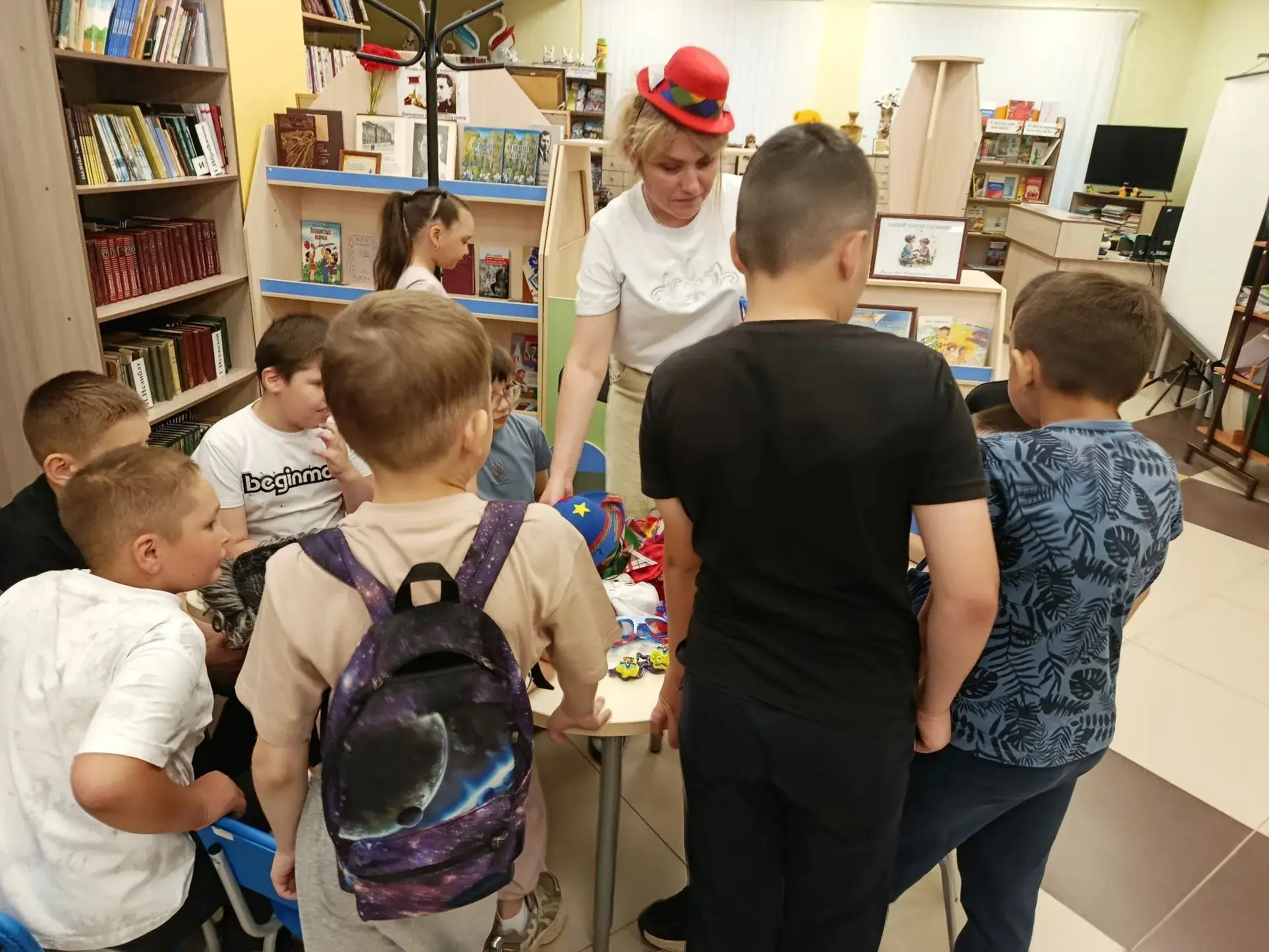 Төрле уеннарда һөнәр ияләре булып уйнап һәм  эшләп карап, балалар һөнәрләр белән якынна...