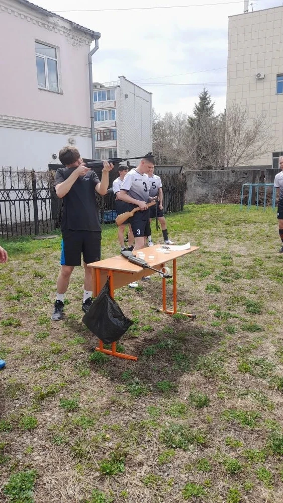 Дружеская встреча: 11Б класс против команды ТЭЦ Биробиджана  В Гимназии 1 состоялась необычная и оче
