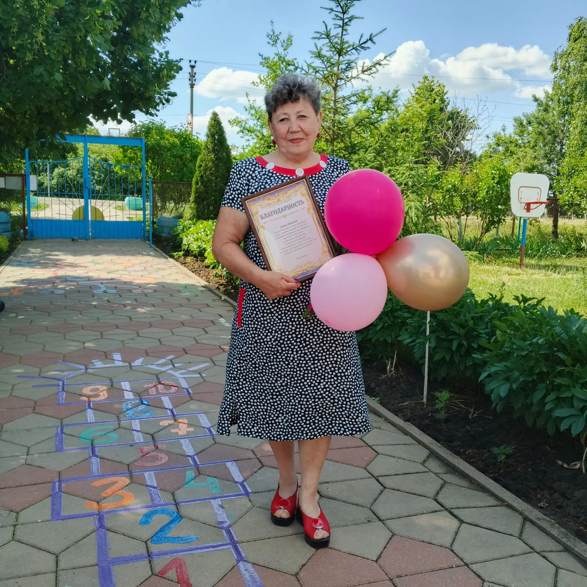 Поздравляем с Вашим стажем,
С уважением большим,
Позитива Вам желаем,
И дать фору молодым!

Чтобы бы