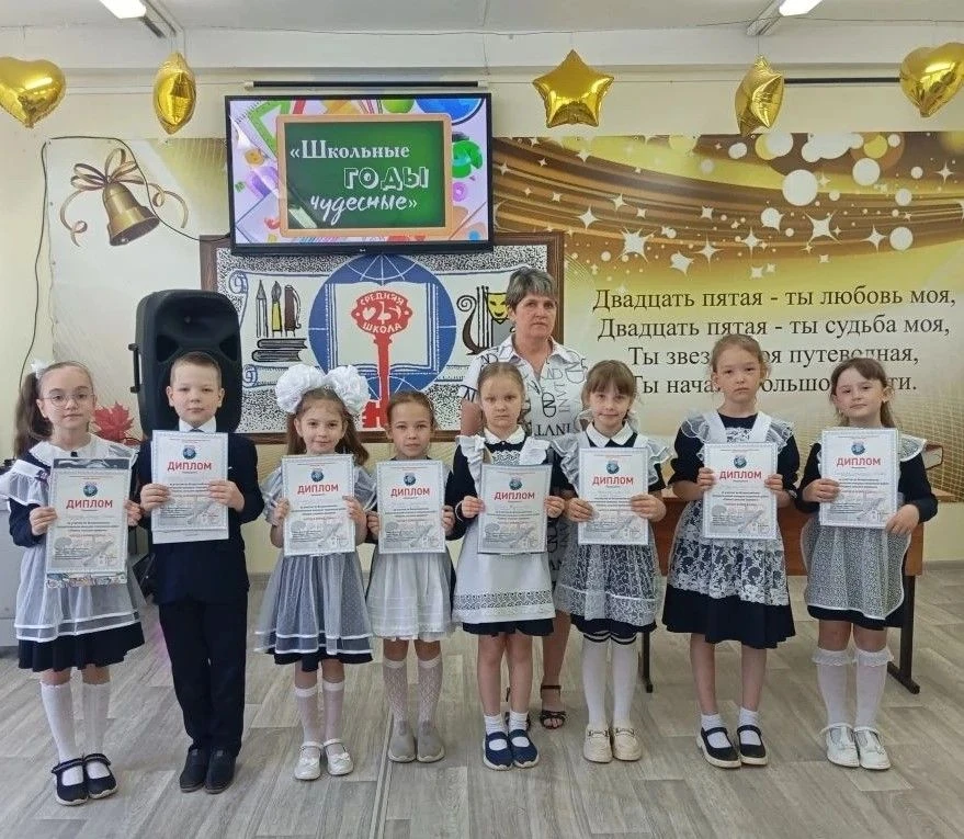 🎈📚 Прощай, первый класс!  Сегодня в 1 корпусе прошла торжественная линейка, посвящённая окончанию уч