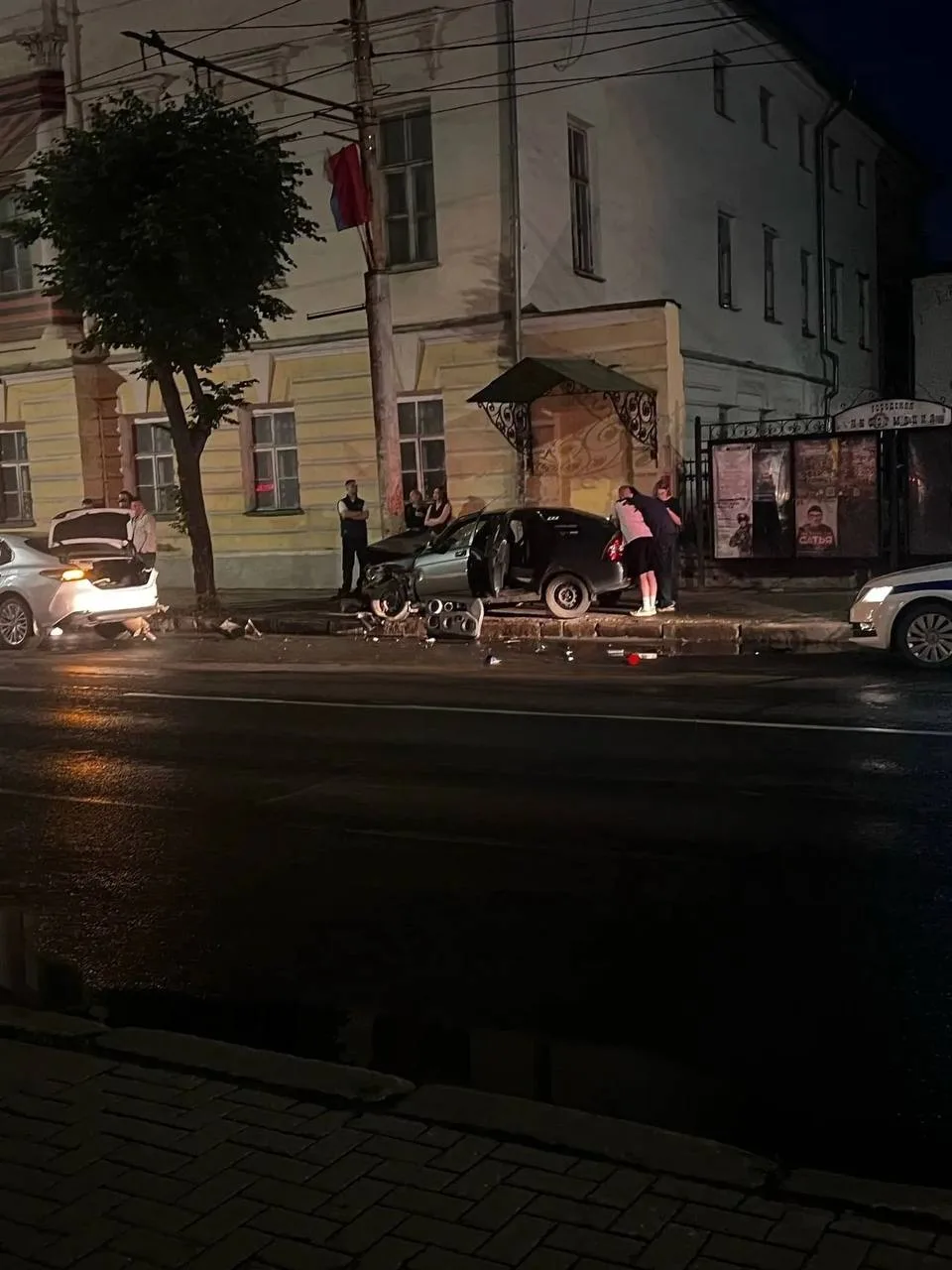 Ночью на улице Советской в Костроме легковой автомобиль столкнулся со столбом.

По предварительной и