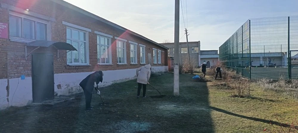 Первый весенний субботник провели работники Дома культуры «Октябрьский ». 
Весна - это не только вре